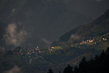 Bergdorf in Vorarlberg im Sonnenuntergang nach Regen
