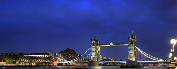 Naklejka premium Tower Bridge at illuminated at dusk