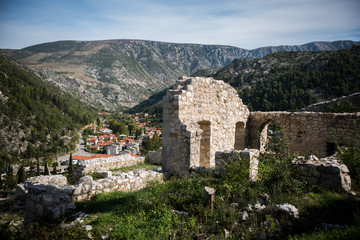 Fototapeta na wymiar old stone house with view on town