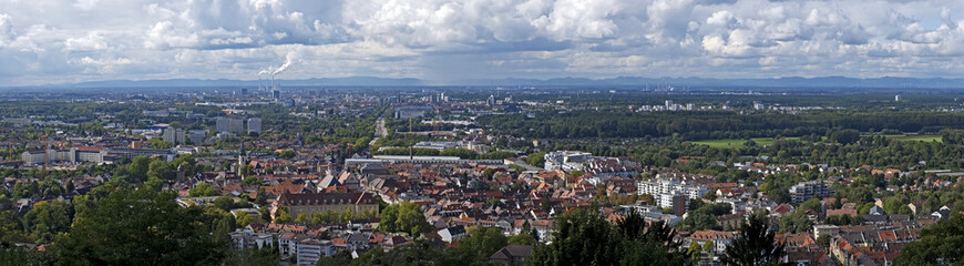 Fototapeta na wymiar Ausblick vom Turmberg auf Karlsruhe