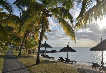 Plage, transat et parasol à l'île Maurice, Océan indien