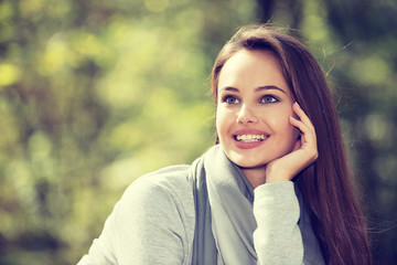 woman outdoors in sunny day in autumn park.