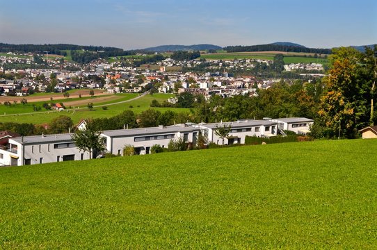 Aussicht vom Zugerberg auf die Stadt Baar im Kanton Zug - Wohnsiedlung im Gr&uuml;nen