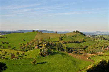 Aussicht von Dorf Menzingen auf die Hügellandschaft von Schöneberg und Hirzel, im Kanton Zürich, Schweiz