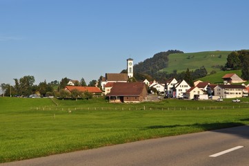 Fototapeta na wymiar ländliche Landschaft um das Dorf Hütten auf dem Zimmerberg im Kanton Zürich, Schweiz