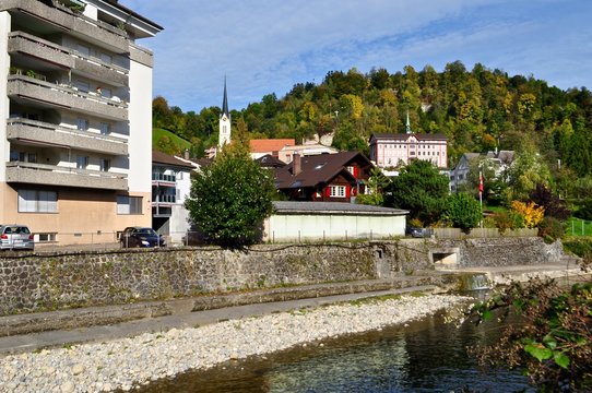 Wolhusen im Entlebuch mit Fluss Emme und Kirche im Hintergrund, bei Luzern in der Schweiz