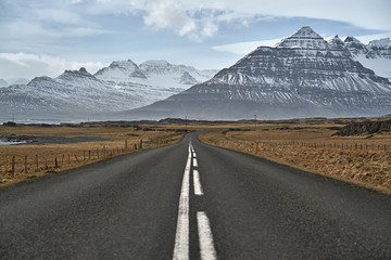 Country roadway in Iceland - obrazy, fototapety, plakaty