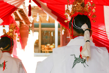 神事を執りおこなう２人の巫女の後ろ姿