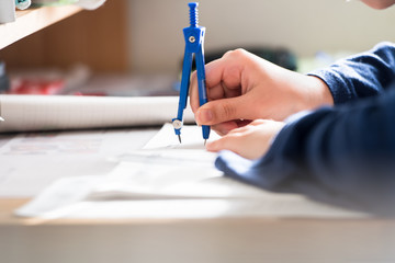 試験勉強をする学生