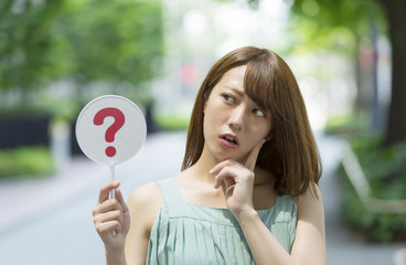 ビューティコンセプト　夏　？マークを出す　女性