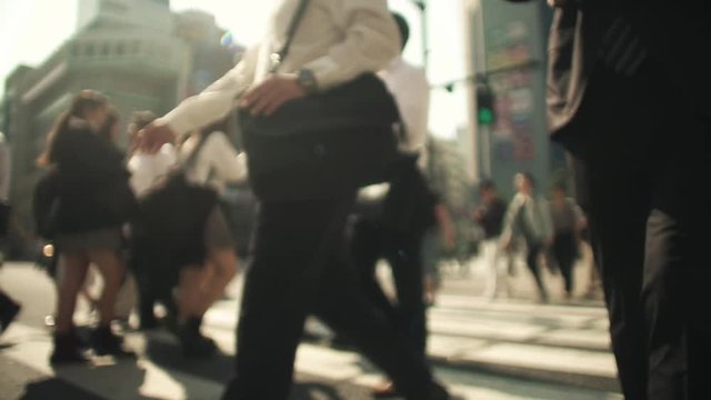 人物、通勤、ラッシュ、東京、ビジネスマン、サラリーマン、歩く、動画素材、横断歩道、足元、ハイスピード、スーパースロー