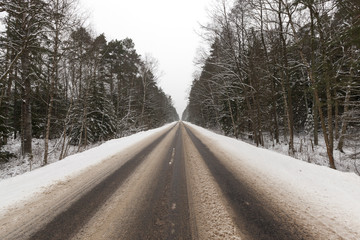 Fototapeta na wymiar Road under the snow