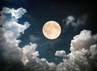 volle maan aan de nachtelijke hemel