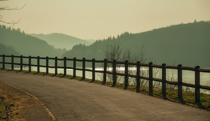 Obraz premium Bicycle path on the lake