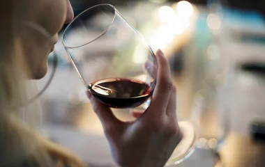 Fotobehang Bar vrouwen met rode wijn