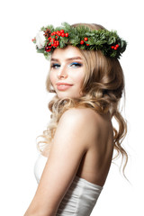 Naklejka premium New Year Girl. Happy Woman Fashion Model with Curly Hairstyle, Makeup and Christmas Wreath Isolated on White Background