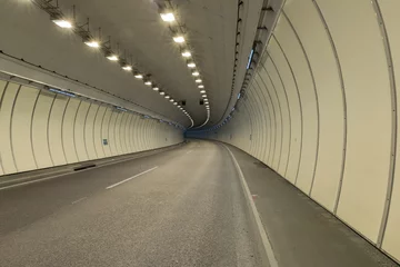 Fototapete Tunnel Kurve in einem Straßentunnel ohne Verkehr