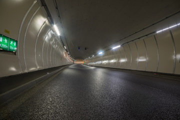 Kurve in einem Straßentunnel ohne Verkehr