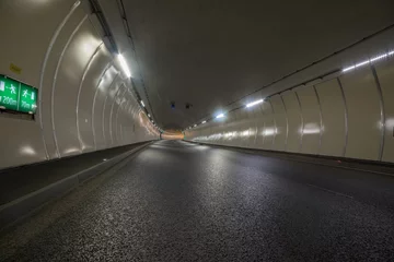 Lichtdoorlatende gordijnen Tunnel Bocht in een wegtunnel zonder verkeer