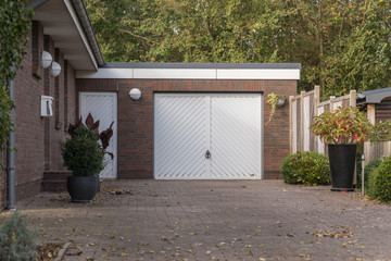 Garage mit einem weißen Tor