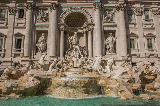 Spettacolare fontana di Trevi nel centro di Roma