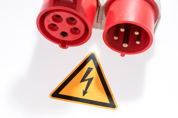 Kraftstrom Kupplung und Warnschild gefährliche elektrische Spannung