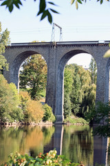 Fototapeta na wymiar Vue sur la rivière et le viaduc