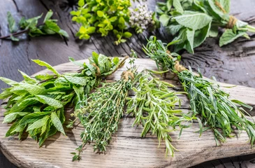 Photo sur Plexiglas Aromatique Fresh herbs on the wooden table.