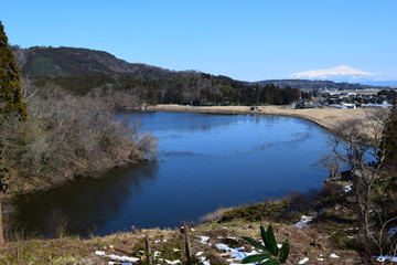 Fototapeta na wymiar 大山上池・大山下池 ラムサール条約登録地 ／ 山形県鶴岡市大山にある灌漑用のため池です。国指定の鳥獣保護区と特別保護地区に指定され、さらに国際的に重要な湿地を保全する「ラムサール条約」にも登録されました。また、2010年には農林水産省の「ため池百選」にも選定されています。