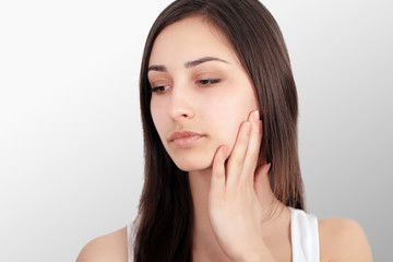 Fototapeta premium Teeth Problem. Woman Feeling Tooth Pain. Closeup Of Beautiful Sad Girl Suffering From Strong Tooth Pain. Attractive Female Feeling Painful Toothache. Dental Health And Care Concept. High Resolution