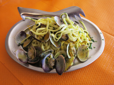 linguine con arselle cozze e bottarga