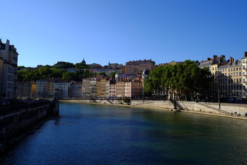 La vie à côté de fleuve à Lyon, France