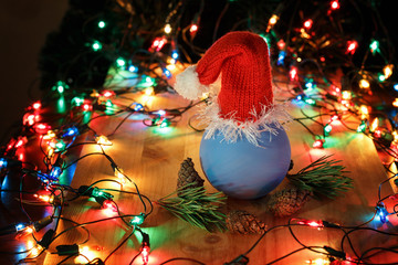 Obraz premium Christmas ball in the red cap