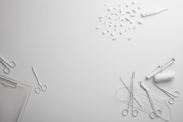 Arbeitsmaterial Krankenhaus Medikamente Schere Verband Spritze in weiß