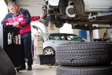 Automechaniker bei der Arbeit, Autowerkstatt 