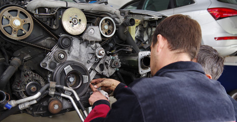 Automechaniker bei der Arbeit, Autowerkstatt 