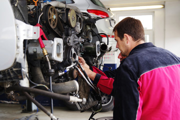 Fototapeta premium Automechaniker bei der Arbeit, Autowerkstatt 