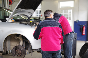 Automechaniker bei der Arbeit, Autowerkstatt 