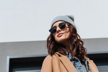 Fototapeta premium Woman in autumn outfit and black sunglasses