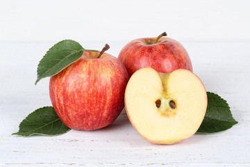 Äpfel Apfel rot geschnitten Obst Frucht Früchte auf Holzplatte