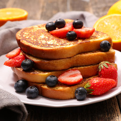 french bread toast with berry