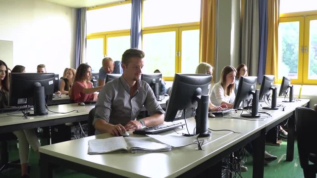 Kamerafahrt durch Klassenraum