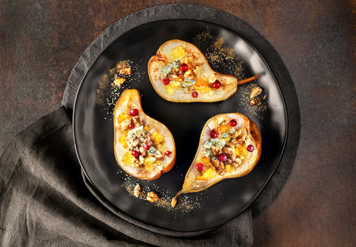 Pears baked with Blue cheese, wallnuts and jam