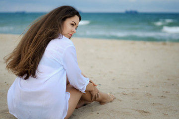 Fototapeta na wymiar beautiful young girl posing on the beach