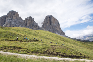 escursionisti per sentieri sulle alpi