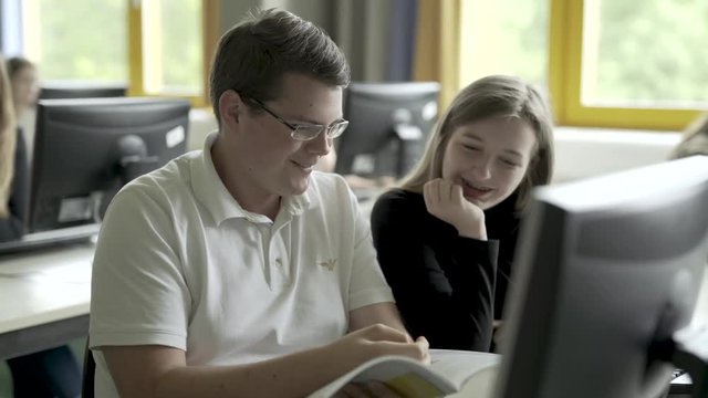 M&auml;dchen und Junge lernen gemeinsam im Klassenraum