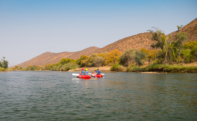 Rafting, Boot Fahren, Paddeln auf dem Kunene im Kaokoveld, Namibia