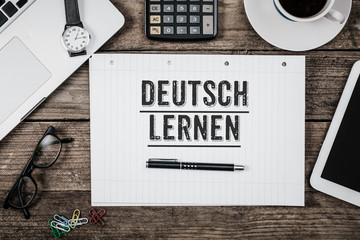 Deutsch lernen steht auf Notizblock auf Büro Schreibtisch