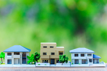 住宅模型と緑ぼかし背景