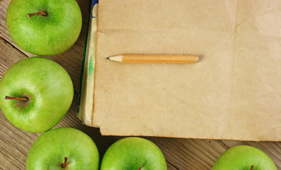 apple and a note on a wooden background